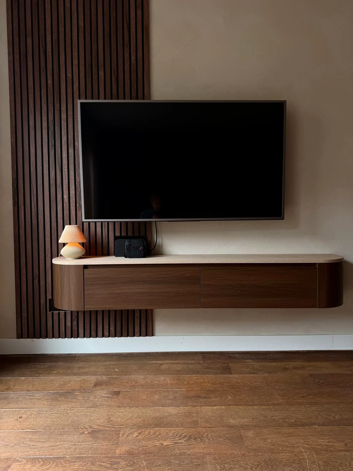 Zwevend notenhouten TV-meubel met lattenwand, eigen werk van RC Bouw & Design