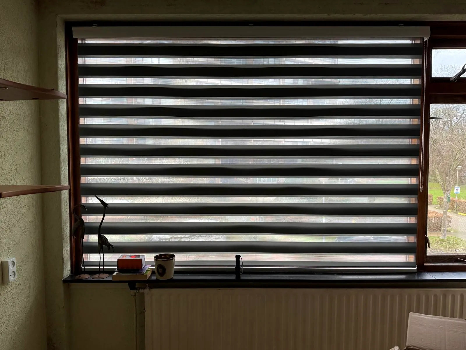 Witte kastenwand tot aan het plafond