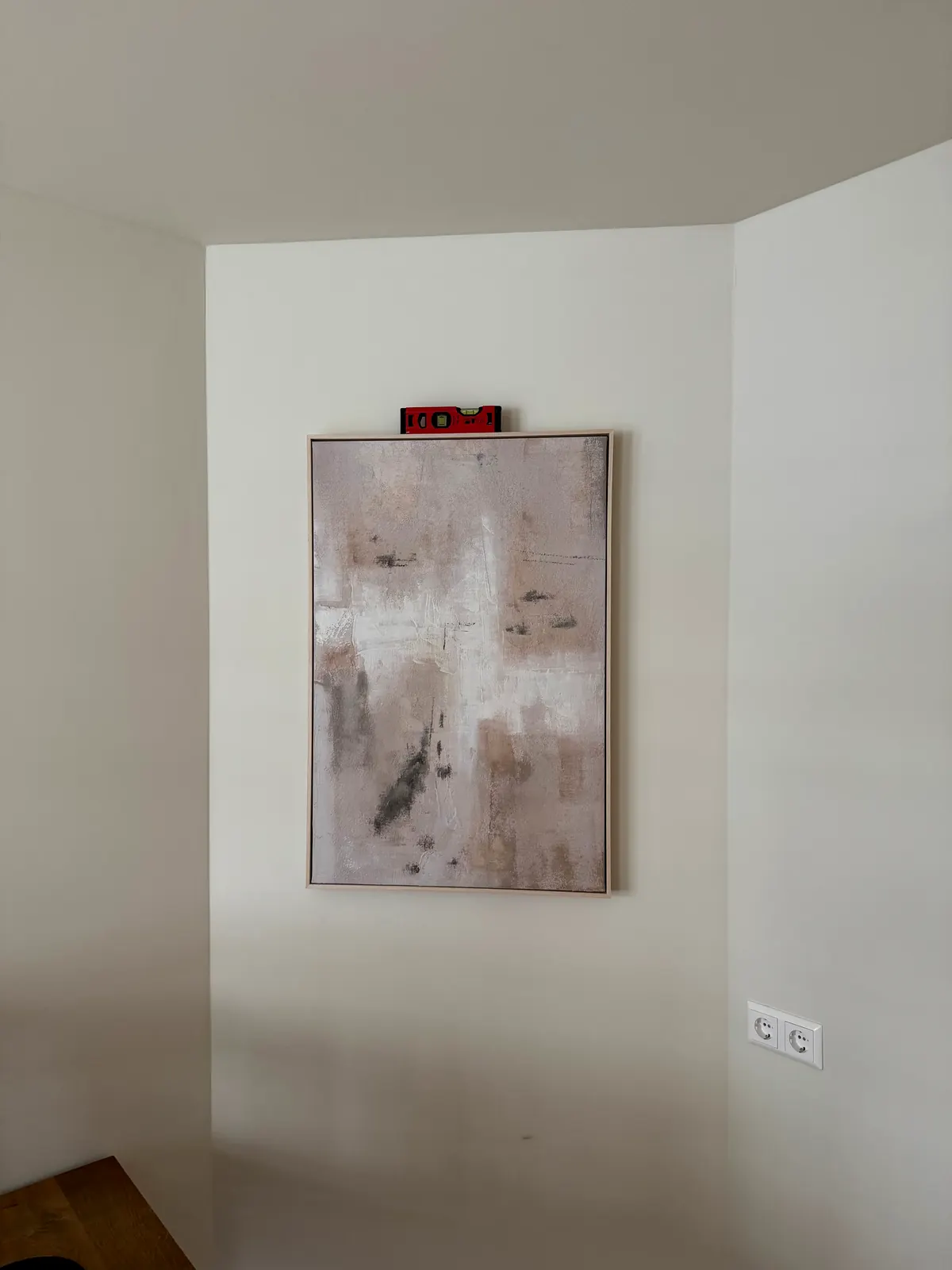 Houten lattenwand met zwevende plank, strak afgewerkt